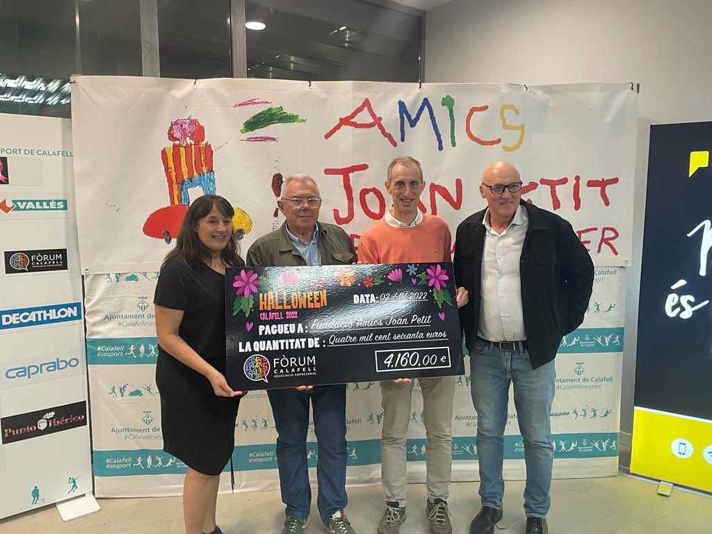 AmicsJoanpetit's tweet photo. Aprofitant el partit solidari els amics del #JoanPetitCalafell ens han fet entrega del xec solidari de la festa de Halloween, amb 4.160€.
Com va augmentant la bossa d’aquesta edició, i això segueix pujant!
#stickcontent ☺️ #stickcontenta #JoanPetitNensAmbCàncer https://t.co/crLXpARxcX