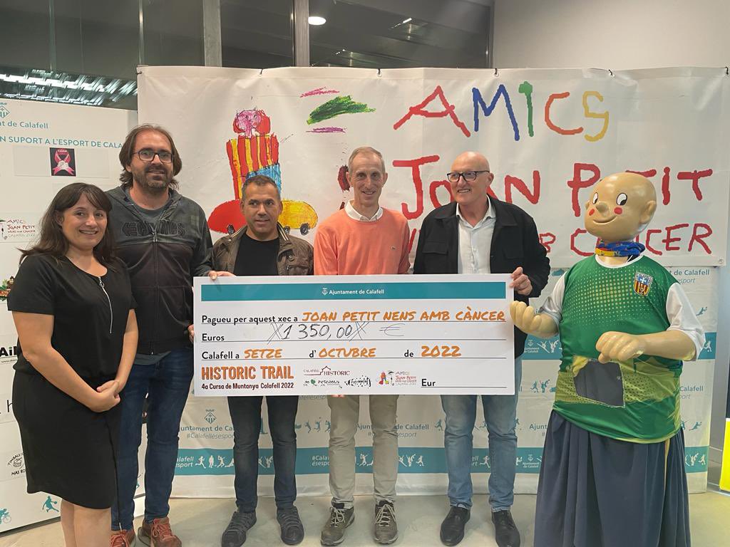 AmicsJoanpetit's tweet photo. Aprofitant el partit solidari els amics del #JoanPetitCalafell ens han fet entrega del xec solidari de la festa de Halloween, amb 4.160€.
Com va augmentant la bossa d’aquesta edició, i això segueix pujant!
#stickcontent ☺️ #stickcontenta #JoanPetitNensAmbCàncer https://t.co/crLXpARxcX