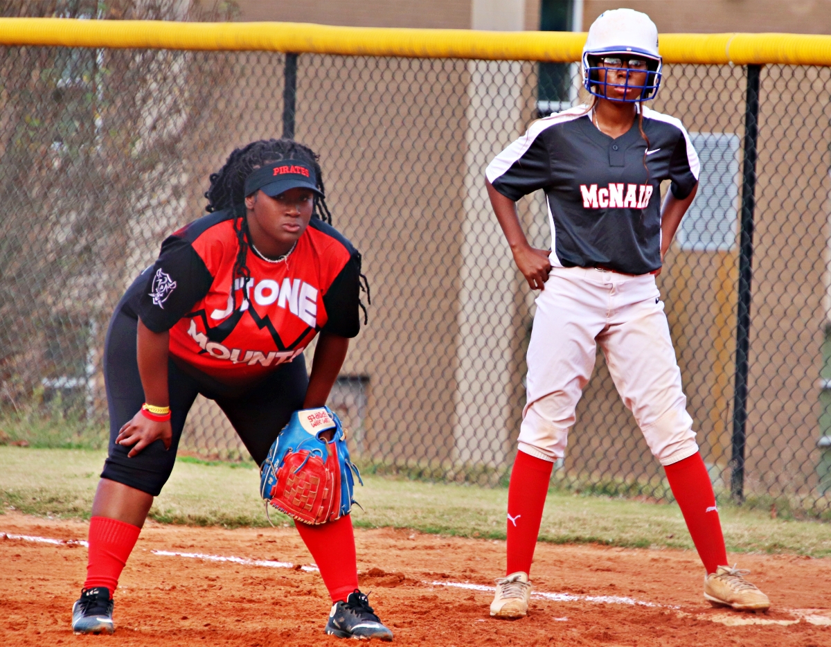DCSDAthletics's tweet photo. #DCSDSoftball Blue closes series gap to 1 with 17-1 win over Red in DCSD Senior All-Star Softball Classic: https://t.co/DTfRkc5ghi https://t.co/OHxs7W2rNb