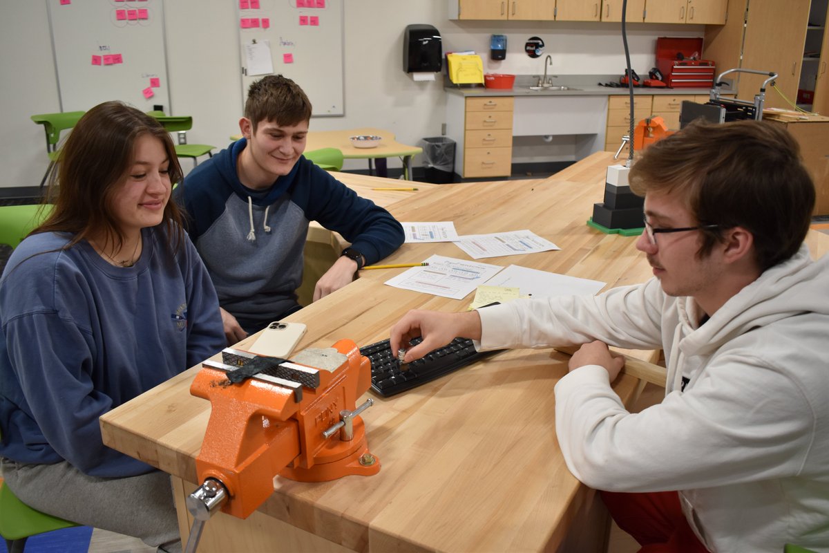muskegonctc's tweet photo. Construction Trades students are enjoying the warmth of their new hoodies and Bio Tech & Engineering students shared their prototypes with Candy. #MidWeekPeek ๐คฉโ๏ธ๐งฑ https://t.co/ajV0uHREKR