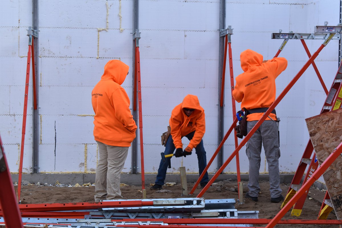 muskegonctc's tweet photo. Construction Trades students are enjoying the warmth of their new hoodies and Bio Tech & Engineering students shared their prototypes with Candy. #MidWeekPeek ๐คฉโ๏ธ๐งฑ https://t.co/ajV0uHREKR