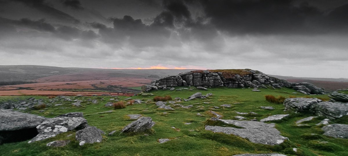 GardenSouthHams's tweet photo. This morning at sun rise on the top of sheepstor when the storm was approaching from the southwest #Sheepstor #Dartmoor #Weather https://t.co/l6tu0PnqJx