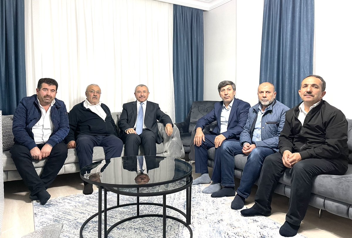 bbismailerdem's tweet photo. Esatpaşa mahallesinde komşumuz İbrahim Aktürk beylere; @Abdurahmanakr @farukturkmenel ile birlikte misafir olduk.

Aktürk ailesine misafirperverlik ve hoş sohbetleri için çok çok teşekkür ederim.

“Anadolu insanının; komşuluk ve dostluk bağları hiç bir zaman eskimez” https://t.co/vSmVeMSKAV
