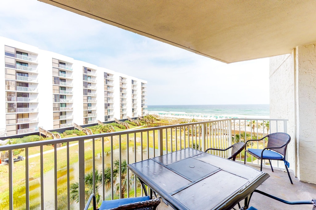 Sit back and relax with this gorgeous Gulf view!

Mainsail 235
3 Bed | 3 Bath | Sleeps 8
Book Now > bit.ly/3NvCc4u