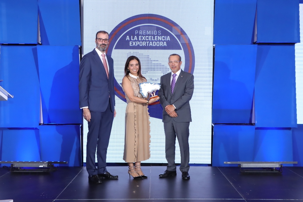 En la categoría #ExcelenciaEnServicioExportador, mención sector privado, #Adoexpo reconoce a #MaritimaDominicana, una empresa que apuesta a la diversidad en el servicio, aportando facilidades a las exportaciones nacionales. #PremiosAdoexpo2022