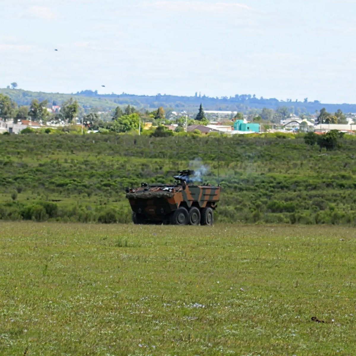 exercitooficial's tweet image. O 5º  Regimento de Cavalaria Mecanizado realizou, em 1° Nov, tiro de Granada Fumígena da Viatura Blindadas de Transporte de Pessoal Guarani. 
A atividade faz parte do adestramento das guarnições na operação de lançamento por telemetria.
#BraçoForte