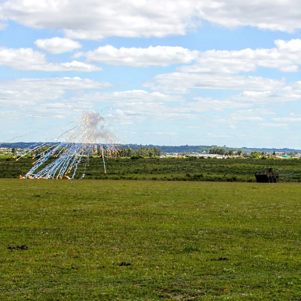 exercitooficial's tweet image. O 5º  Regimento de Cavalaria Mecanizado realizou, em 1° Nov, tiro de Granada Fumígena da Viatura Blindadas de Transporte de Pessoal Guarani. 
A atividade faz parte do adestramento das guarnições na operação de lançamento por telemetria.
#BraçoForte