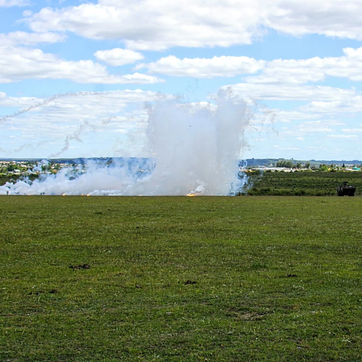 exercitooficial's tweet image. O 5º  Regimento de Cavalaria Mecanizado realizou, em 1° Nov, tiro de Granada Fumígena da Viatura Blindadas de Transporte de Pessoal Guarani. 
A atividade faz parte do adestramento das guarnições na operação de lançamento por telemetria.
#BraçoForte
