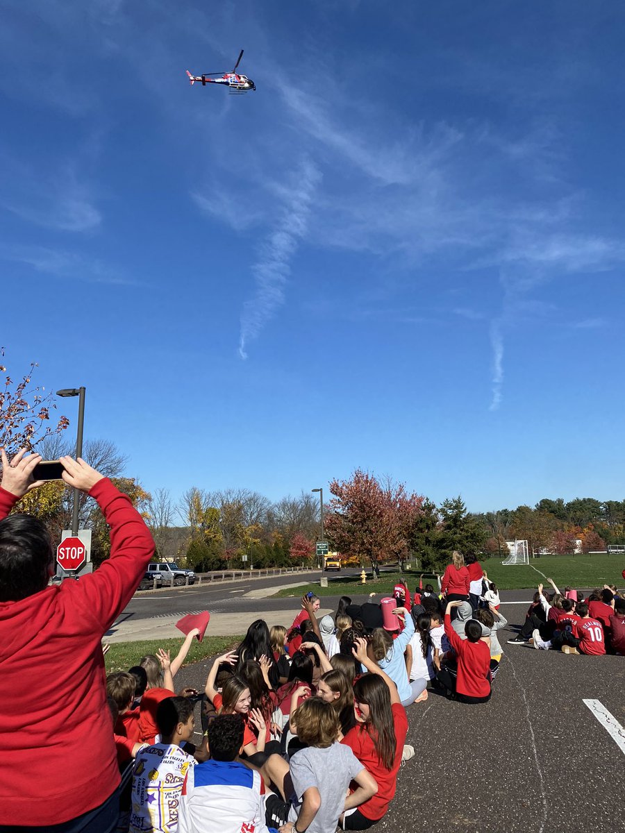 Frannie0714's tweet photo. Skyview has @phillies fever! ❤️💙⚾️ Mrs. Maier and Mrs. McGraw’s homerooms are in the exclamation point, and Mrs. Neroni’s homeroom is in the “s”! #Phillies @MethactonEA @Methacton https://t.co/mtdA9qgJgU