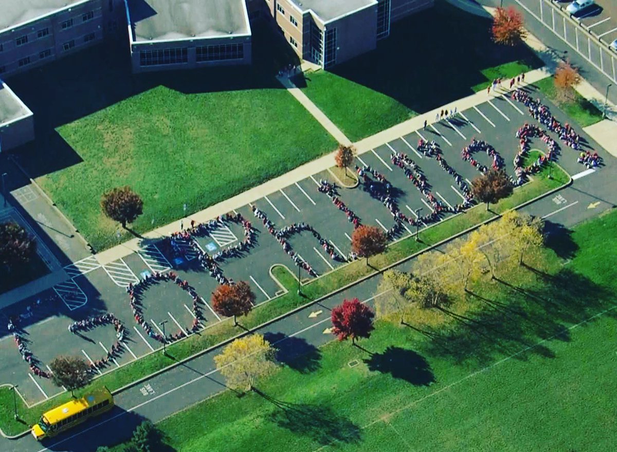 Frannie0714's tweet photo. Skyview has @phillies fever! ❤️💙⚾️ Mrs. Maier and Mrs. McGraw’s homerooms are in the exclamation point, and Mrs. Neroni’s homeroom is in the “s”! #Phillies @MethactonEA @Methacton https://t.co/mtdA9qgJgU
