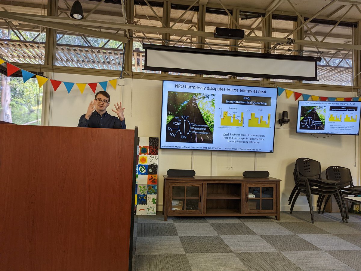 aburlacot's tweet photo. Very insightful talk by @CollinSteen at @carnegiescience @CarnegiePlants on photo protection at various time and space scales 👀🦠 https://t.co/3lu3AFavVQ