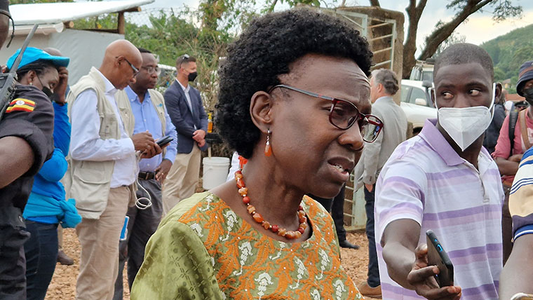 Donors defend decision to fund #Ebola response through agencies instead of govt. US Ambassador says stealing of donor funds by govt officials is huge concern for donors &amp; #Uganda-ns but minister Aceng says Health ministry need cash for better response observer.ug/news/headlines…