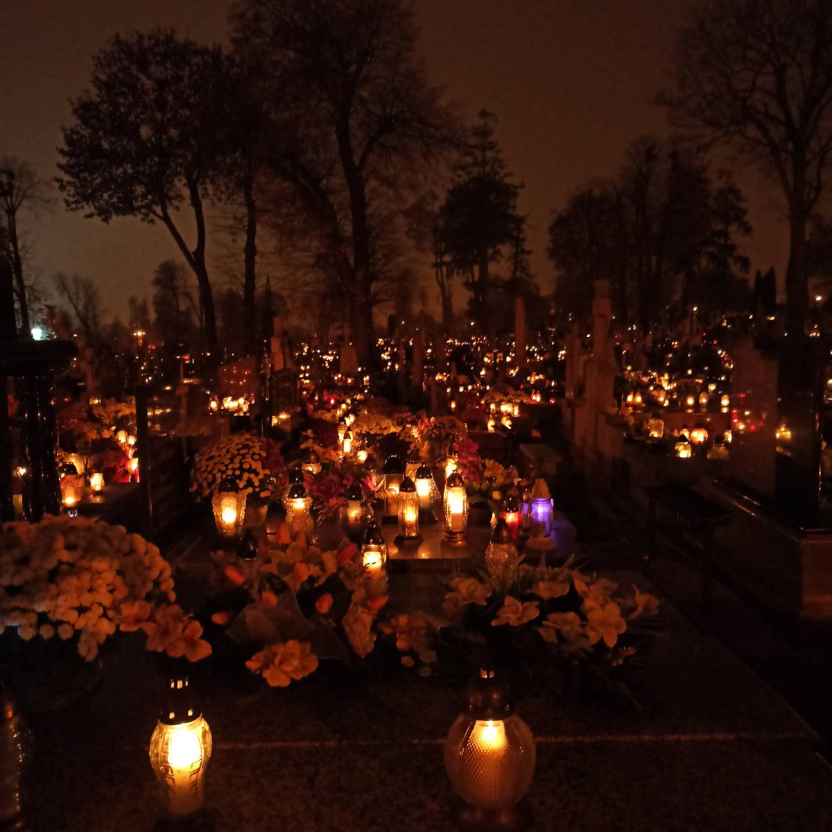 For the past two days we've been celebrating All Saints Day and All Souls Day in Poland. Everyone decorated graves of their loved ones with flowers and candles. Families take walks to the cemetaries to see the lights glow in the dark. #AllSoulsDay #AllSoulsDay2022