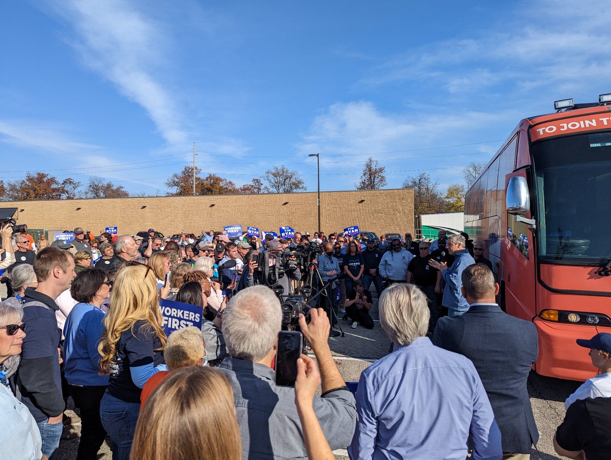 Toledo is out here for <a href="/TimRyan/">Tim Ryan</a> 💪💪💪 #OHSen