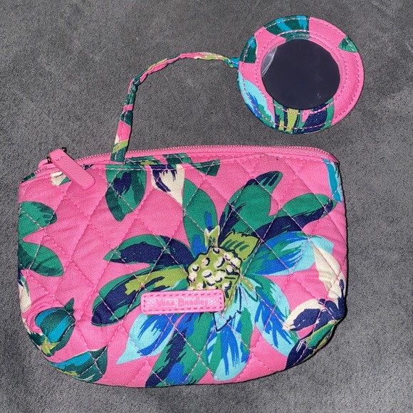 sabrinagafken's tweet photo. So good I had to share! Check out all the items I'm loving on @Poshmarkapp #poshmark #fashion #style #shopmycloset #jcrew #verabradley #lillypulitzer: https://t.co/bgWQZaRHp6 https://t.co/HoINytF8Eg
