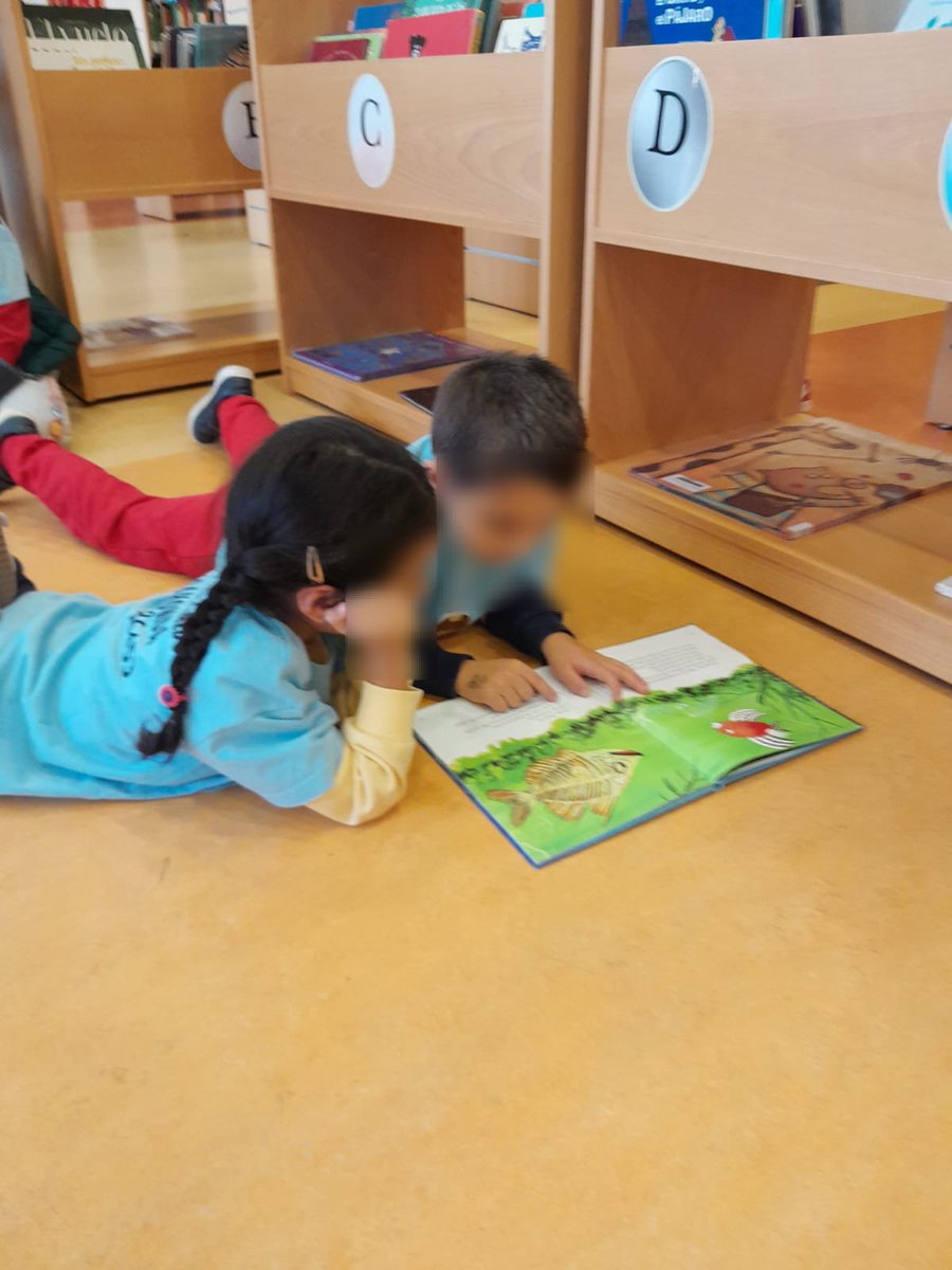 PerezCeip's tweet photo. Hadas y Duendes (5años) han sido los afortunados del cole al re-inaugurar las visitas a la @BibliotecaFU para realizar una actividad de animación a la lectura📖 Ha sido su primera visita a la biblioteca  y... ¡la han disfrutado y aprovechado al máximo!!
@MajadahondaAyto https://t.co/TmRUtnOqDd