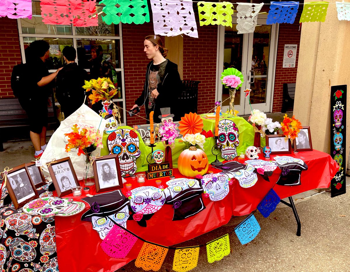 SenorLoero's tweet photo. It’s been a greatday celebrating #DiaDeMuertos at @APSMidtown Thanksso much to @thebetsybockman @che_andrews @subtotality  @MsVillalpando1 Midtown PTSO &amp; Ms.Rivera for your support!Kids had a great time learningabout #DayoftheDead 🪁🥳💀❤️
@LilianaOrtegon4 @VDLAGP @APSWorldLang https://t.co/kAwbbRQuXz