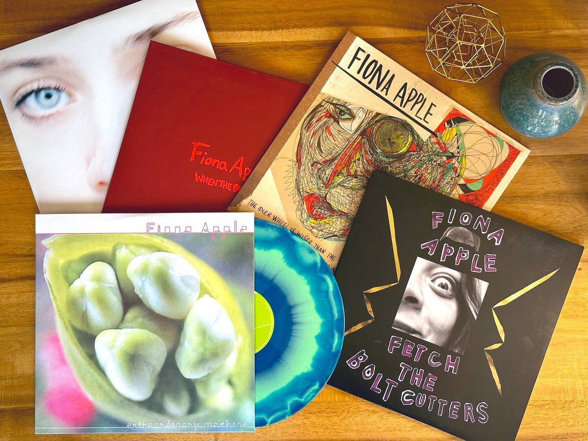 SteveIsSad's tweet photo. the fiona apple vinyl collection is finally complete with the (very) long awaited #extraordinarymachine from @VinylMePlease 🥲💚 https://t.co/ccUmHRptrt