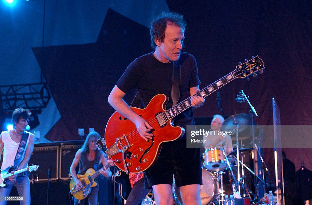 Diesel_Duck's tweet photo. @CustomGibson Angus Young https://t.co/iQWhlFjFZC