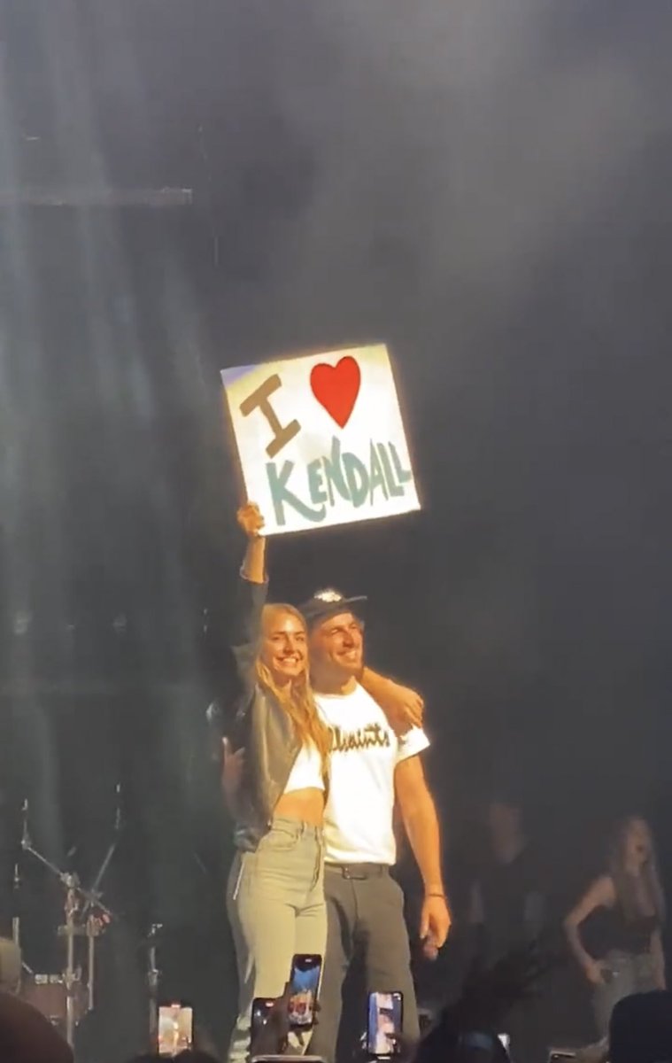 HarryLovesBTR's tweet photo. Happy Birthday Kendall and Katelyn #Jendall #JoandKendall #Worldwide https://t.co/tKE324A6BF