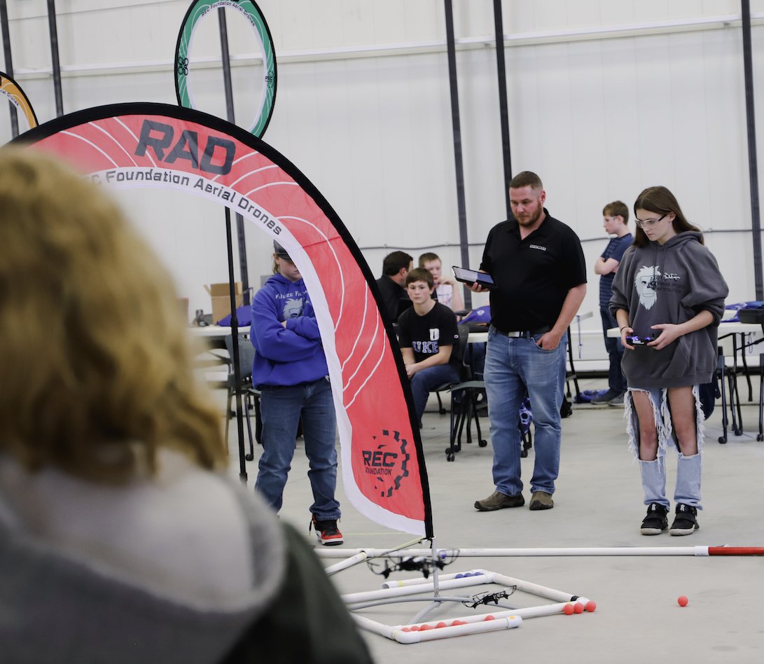 autonomoustech1's tweet photo. 🚨🏁 The 1st #DRONETECH Aerial Drone Competition is underway! #Blackout @REC_Foundation  #ThinkAutonomous https://t.co/ZSQUHwP2iy