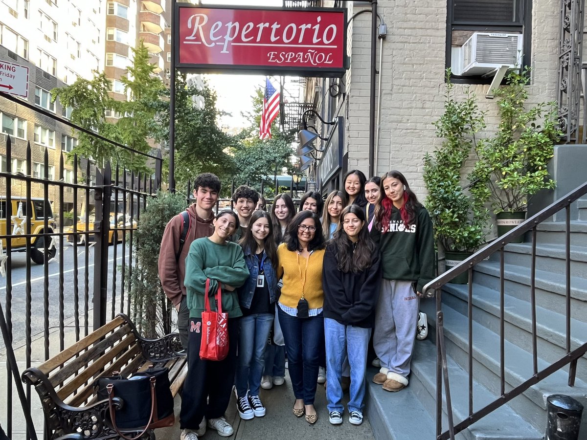 EliWGib's tweet photo. Profesoras Lescano-López, Monell, y Osborn y sus estudiantes de español AP fueron al Repertorio Español hoy en Nueva York para ver “La Gringa”. @TenaflySchools https://t.co/okGG5v3FjL