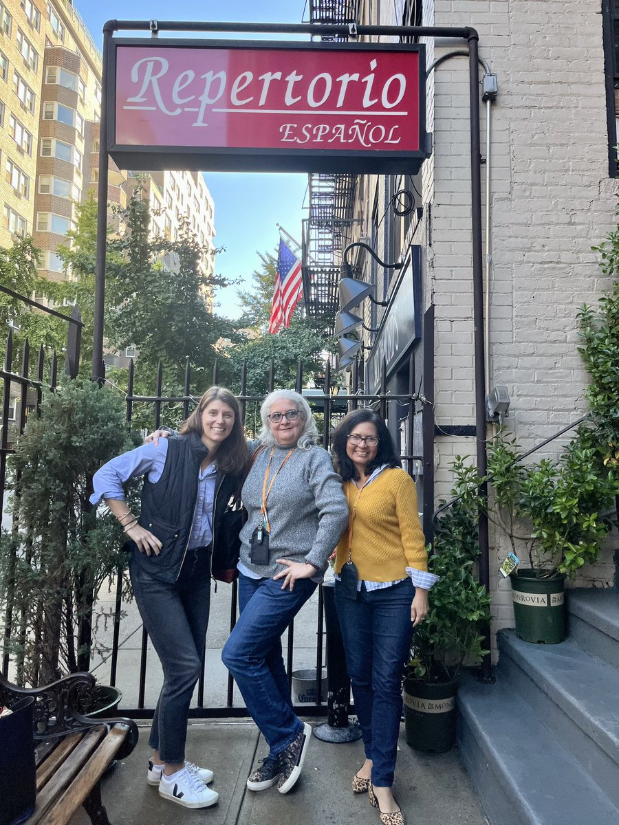 EliWGib's tweet photo. Profesoras Lescano-López, Monell, y Osborn y sus estudiantes de español AP fueron al Repertorio Español hoy en Nueva York para ver “La Gringa”. @TenaflySchools https://t.co/okGG5v3FjL