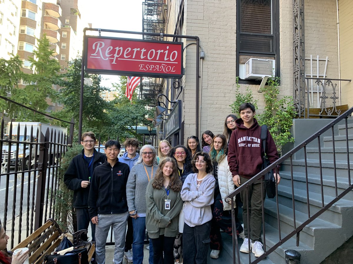 EliWGib's tweet photo. Profesoras Lescano-López, Monell, y Osborn y sus estudiantes de español AP fueron al Repertorio Español hoy en Nueva York para ver “La Gringa”. @TenaflySchools https://t.co/okGG5v3FjL