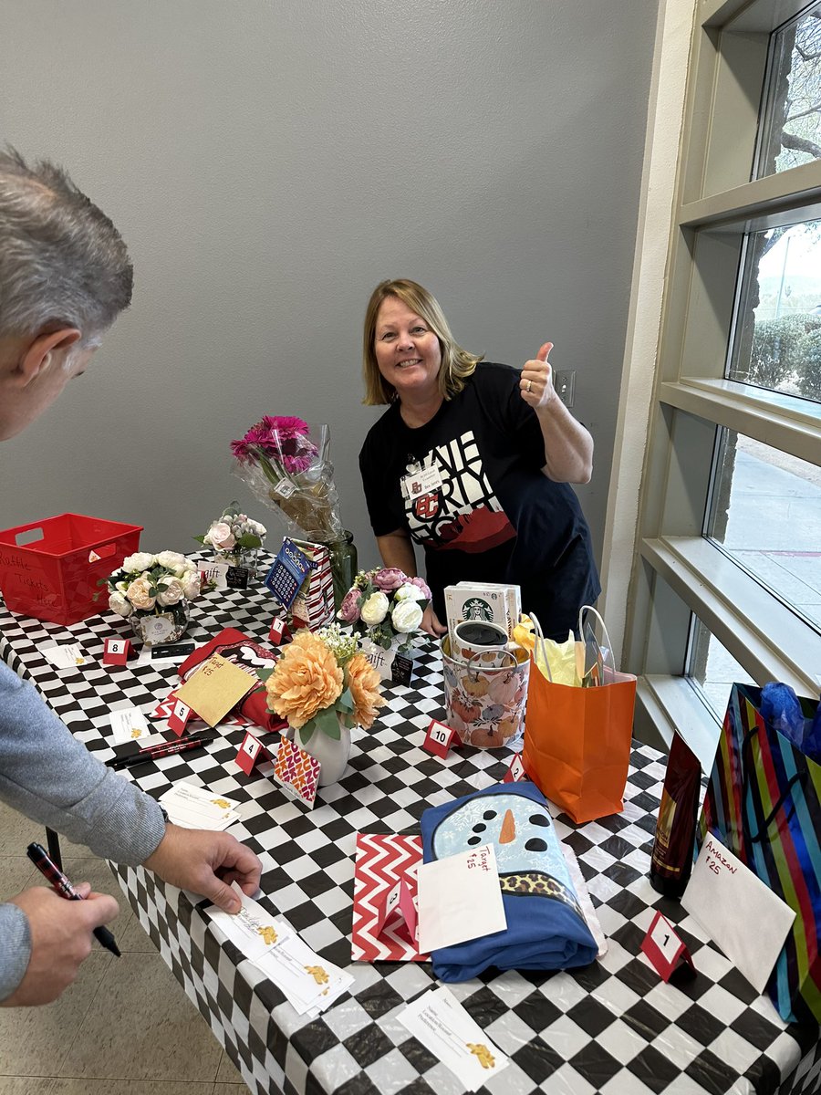 Thank you so much to our Parent Association for the outstanding pasta lunch for our staff today! We are so grateful! 🍝 @DVUSD @AdminLeadServe @DrFinchDVUSD