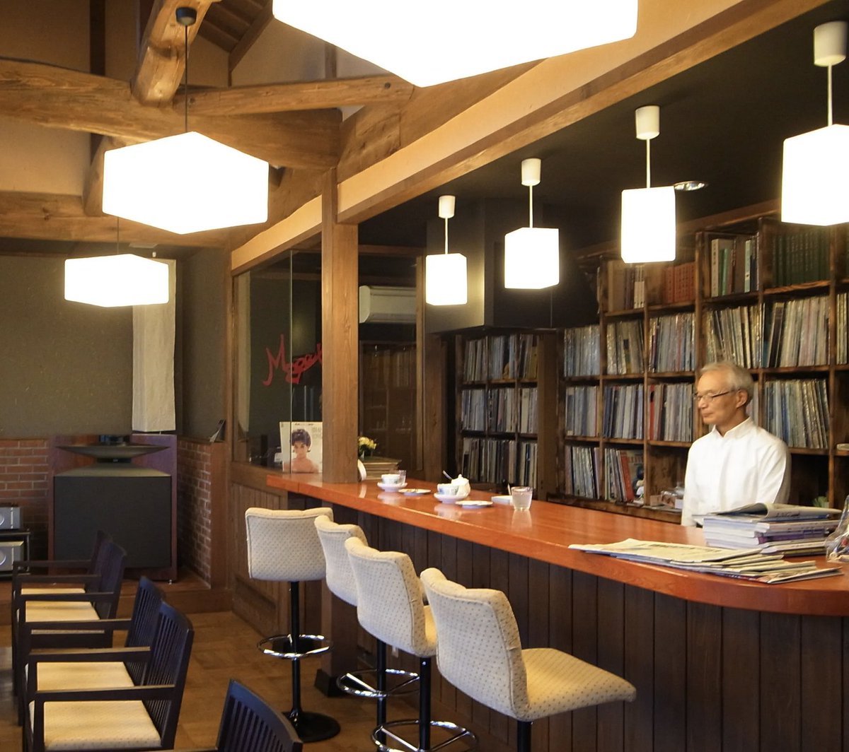 Twitter friends, I'm researching jazz vinyl cafes, and I am looking for examples that are NOT in Japan. Can you tell me about examples of this elsewhere (America, Europe, etc.)?

To be specific, I'm not asking about typical jazz nightclubs, but venues that just play jazz vinyl .