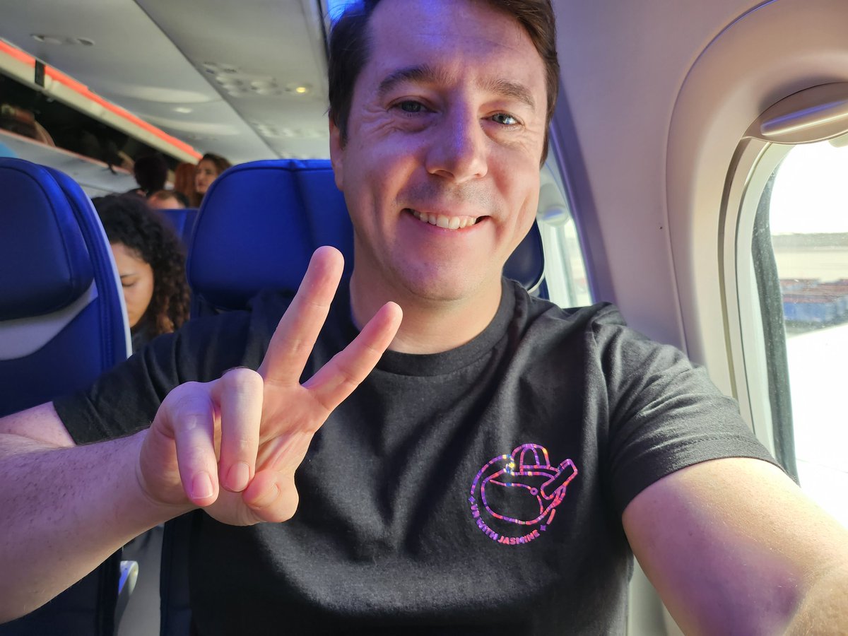 Alex__VR's tweet photo. On the plane headed to Salt Lake City for the @valvr_esports New Reality Convention! If you're in SLC, hit me up!
#NewRealityVR https://t.co/xSTl6x5Ecw