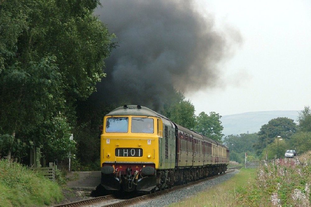 D7076 erupts as the pure power of hydraulic transmission lifts her train away from Irwell Vale on 10th September 2004.

#Class35 #Hymek #DieselHydraulic #EastLancashireRailway #ELR