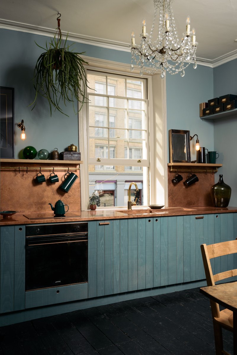 deVOLKitchens's tweet photo. #KitchenTour: The use of all this copper in this Sebastian Cox kitchen was to create a more dramatic and reflective feel to a shady room that needed something grand to give it gravitas. https://t.co/SVsuDvAJm9 #LondonKitchen https://t.co/i70aF7D4Ox