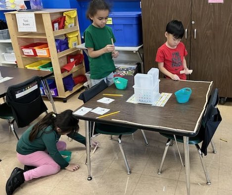 MPS_LucyLaney's tweet photo. Measuring with popsicle sticks
#FirstGradeFamily #JoyInLearning https://t.co/7IT79EYc6b