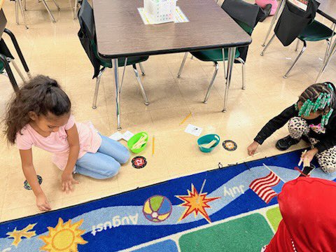 MPS_LucyLaney's tweet photo. Measuring with popsicle sticks
#FirstGradeFamily #JoyInLearning https://t.co/7IT79EYc6b