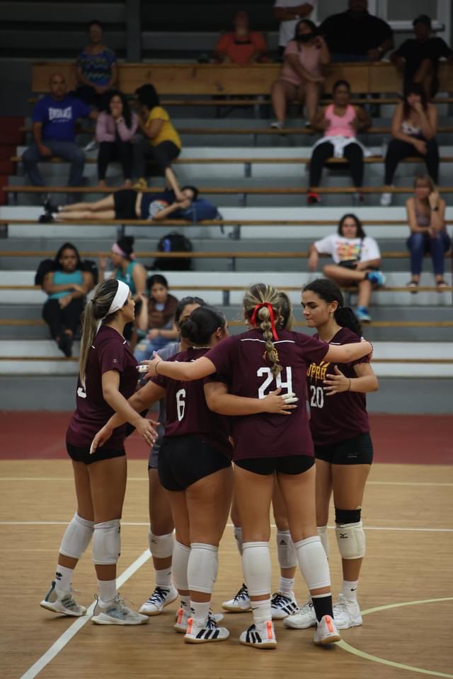 DeportesUprh's tweet photo. 📸: Disfrute de las imágenes capturadas en el partidos de las #BúhasVoleibol que lograron vencer a #UPRC en #LAIVoleibol. 🙌🦉
Hoy continúa la acción deportiva de las #Búhas contra #RUM.
#YoSoyBúho
(Fotos: Alejandro Guzmán) https://t.co/QcmOW6HyFC