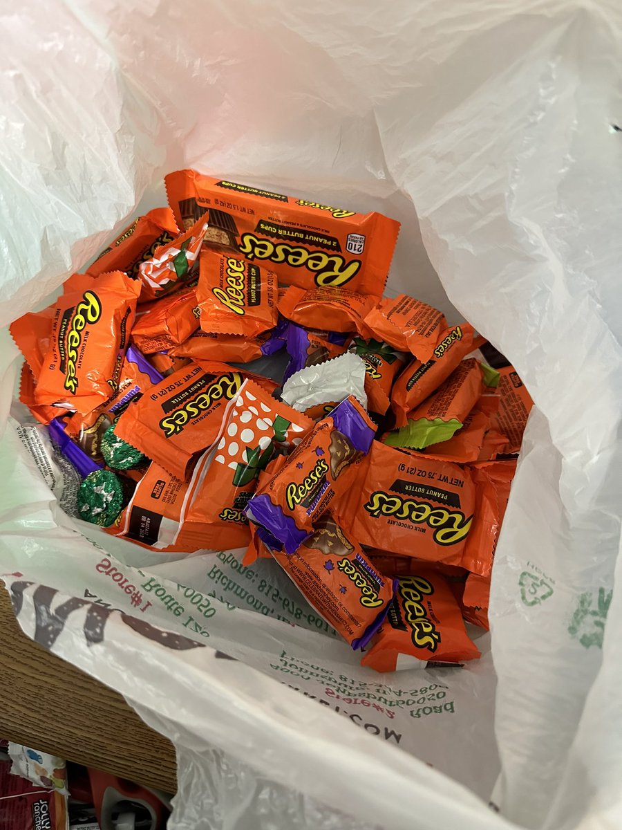 LotzOfPE's tweet photo. My joke about accepting donations of unwanted Reeseβs from my students went a little overboard! @VV_Voyagers @reeses #EnjoyTheView #ViewTheSpecials #GeniusMove #TerribleMove #ExtraCardio https://t.co/RjfwlHKKX4