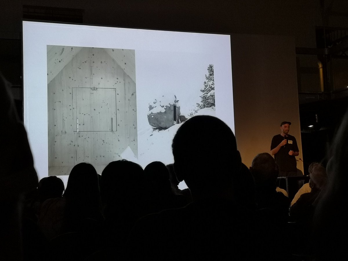 Dans l'architecture néo-vernaculaire, Leopold Bianchini voit une certaine utopie, une porte de sortie, une manière d'échapper au contrôle du pouvoir. <a href="/PavillonArsenal/">PAVILLON ARSENAL</a>