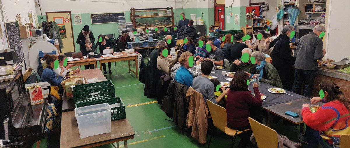 Njam! Weer gezellig en lekker nassûh bij de volkskeuken in de Gymzaal in Den Haag!