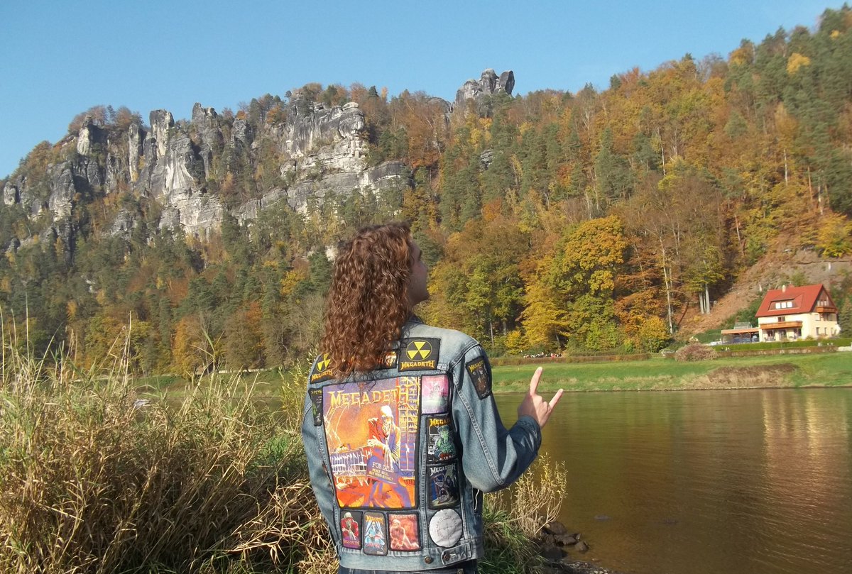 ThomasBartels83's tweet photo. Unterwegs im herbstlich sonnigen Elbtal mit meiner #MEGADETH #Kutte 😊🧥🛸🎶 🤘 🎉☀️🌊📸✨ #MetalThom #MegadethFan #ThomasBartels #DaveMustaine https://t.co/JZRuqVrdW9