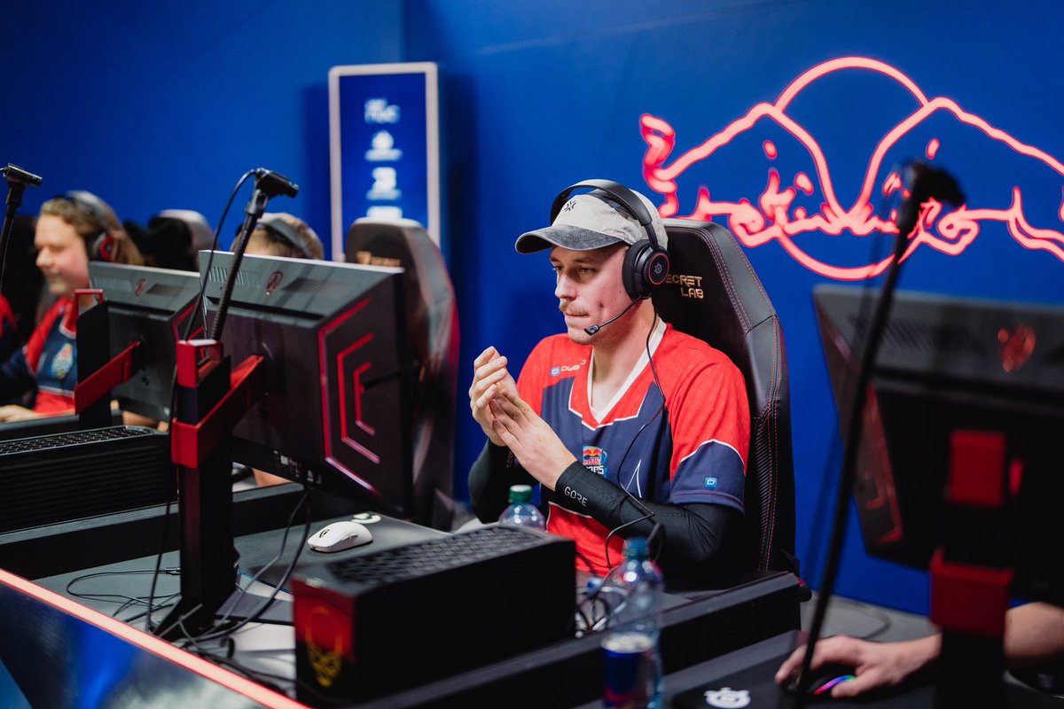 FIG_esports's tweet photo. Üsi Studente vo üsem Server hend ehres Glück am @RedBullCH Campus Clutch probiert. Sussy @ScytheofSeraph hed imene knife fight gschosse aber verdient gwunne, gg wp !
📸 : Armon Ruetz
#RedBullCampusClutch2022 
#VALORANT https://t.co/Wk0oayQi2s