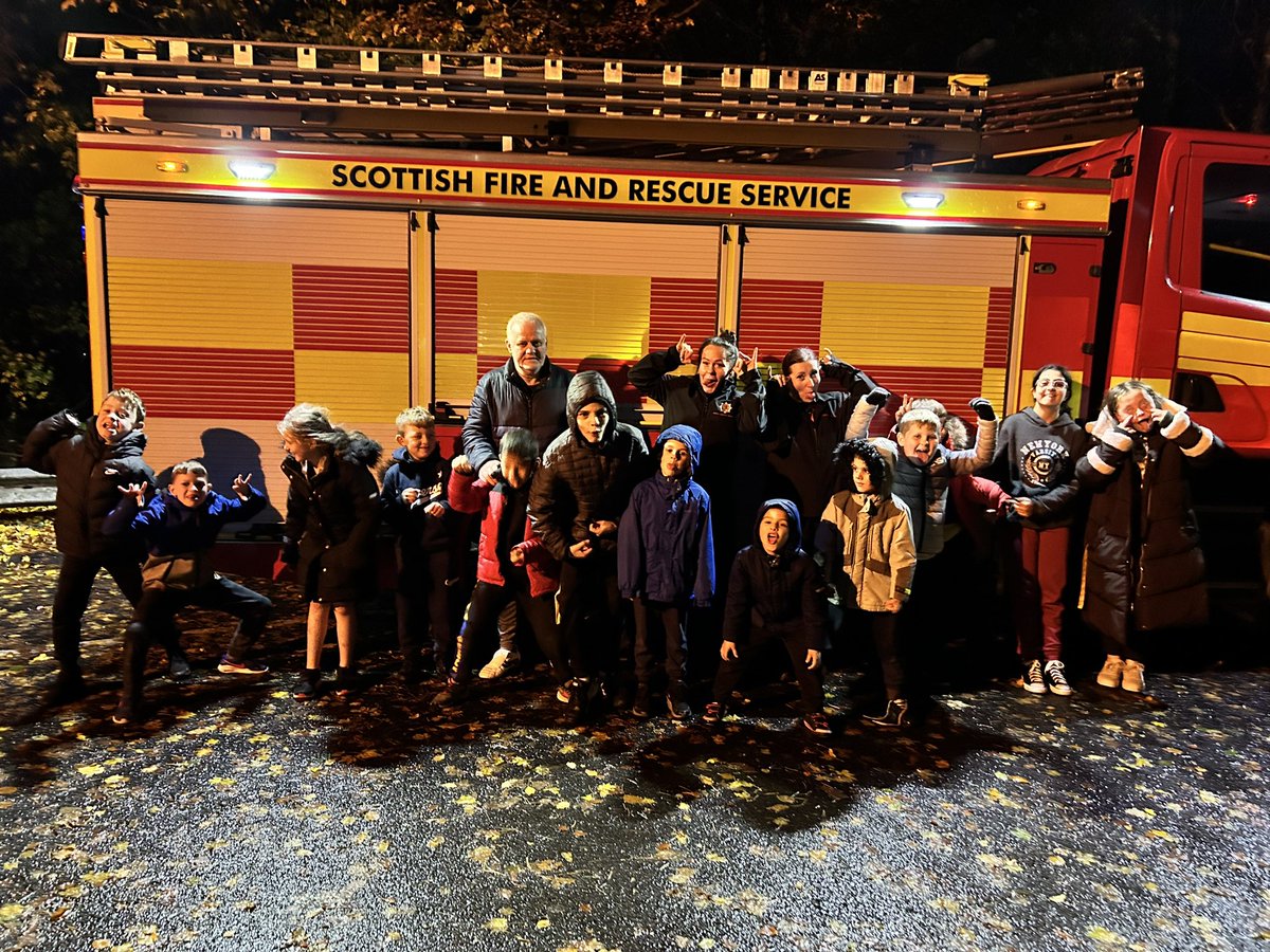 @fire_livingston were out and about tonight spreading the firework/bonfire safety message to Carmondean Youth Club… thank you for having us! #staysafe #fireworksnight #BonfireNight