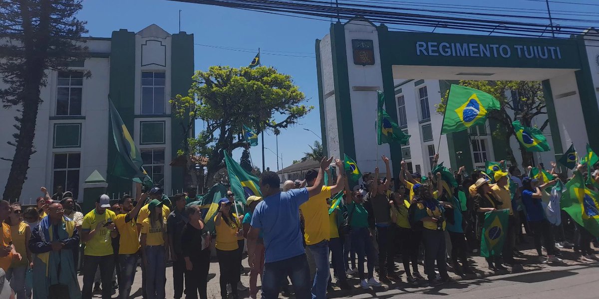 sensacionalista's tweet photo. Manifestantes vão a quartel pedir intervenção militar e saem com a canela pintada de branco https://t.co/8lNufo9uIG