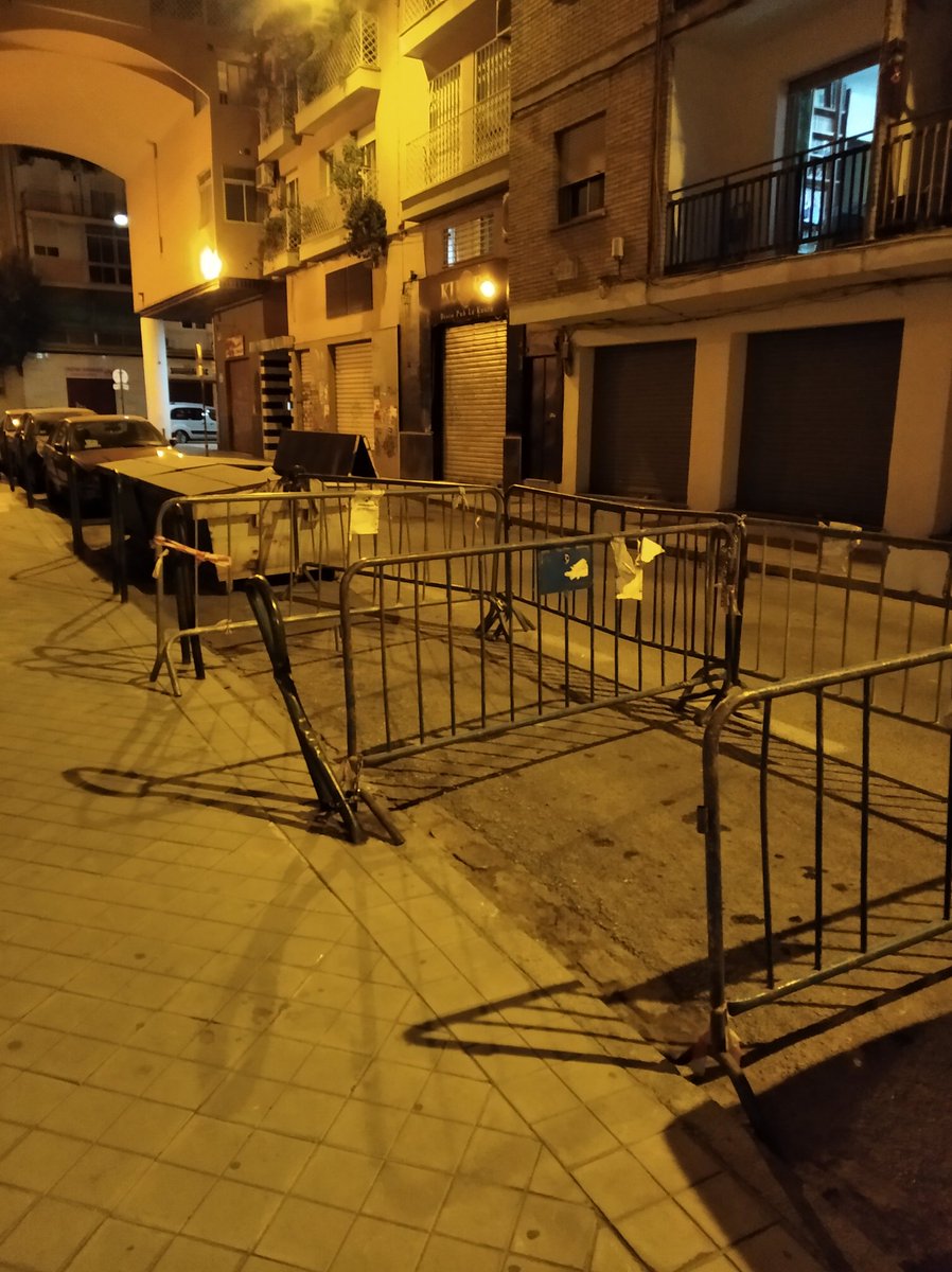 IVANBAMBINO's tweet photo. @PoliciaGr Entiendo que ocupen vía pública para contenedor ya que tienen su licencia digo yo, pero que ocupen con vallas espacios de aparcamiento para que cuando lleguen los obreros no tengan problema para aparcar me parece de mucha cara. Si queréis venir es en calle sederos. https://t.co/Mnfly7Jl20