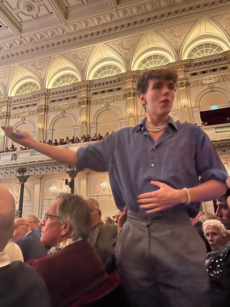 NLRebellion's tweet image. BREAKING: @NLRebellion onderbreekt uitvoering Verdi&apos;s Requiem in @Concertgebouw &quot;We zitten midden in een klimaatcrisis en wij zijn als het orkest op de Titanic dat rustig blijft spelen terwijl het schip al aan het zinken is.&quot; #klimaat #titanic #concertgebouw #extinctionrebellion
