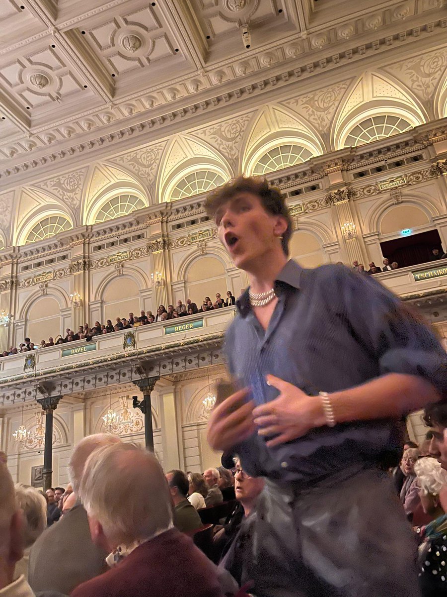 NLRebellion's tweet image. BREAKING: @NLRebellion onderbreekt uitvoering Verdi&apos;s Requiem in @Concertgebouw &quot;We zitten midden in een klimaatcrisis en wij zijn als het orkest op de Titanic dat rustig blijft spelen terwijl het schip al aan het zinken is.&quot; #klimaat #titanic #concertgebouw #extinctionrebellion