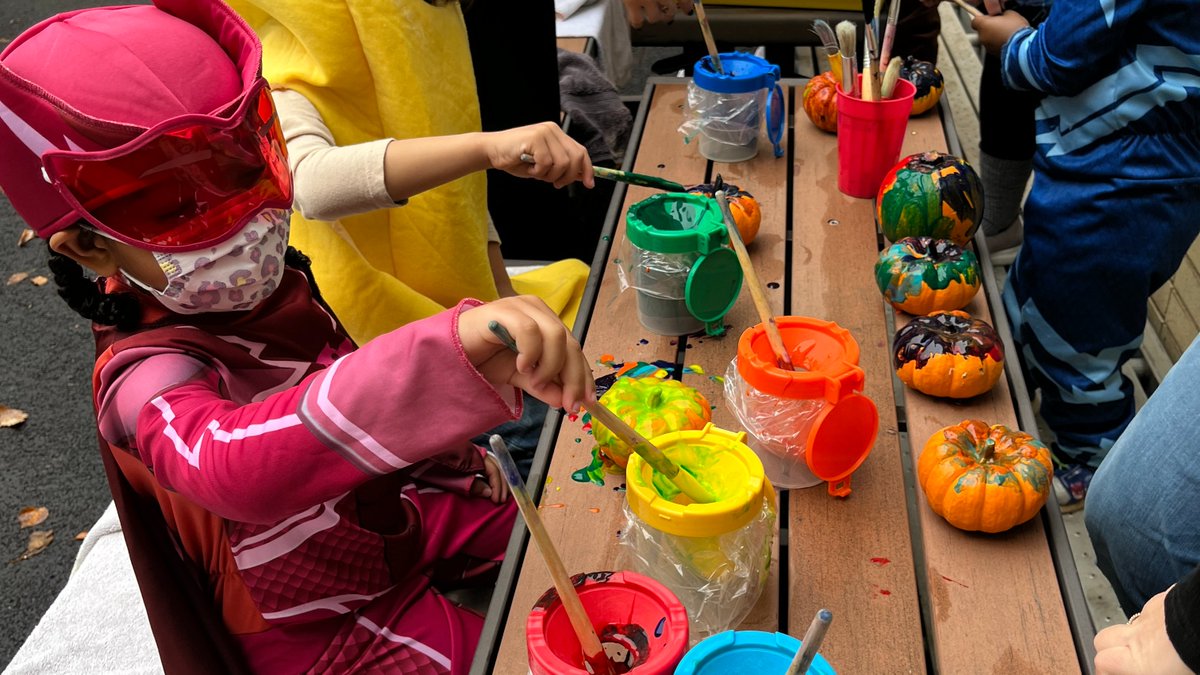 d_j_middleton's tweet photo. Our EC Team made sure our youngest learners had a great time on Halloween by creating several theme-based, meaningful, learning stations. Next time I want to visit the haunted house and go on a hayride. #D97Strong @OakPark97 @MicheleSuedbeck https://t.co/dGhERcmDDU