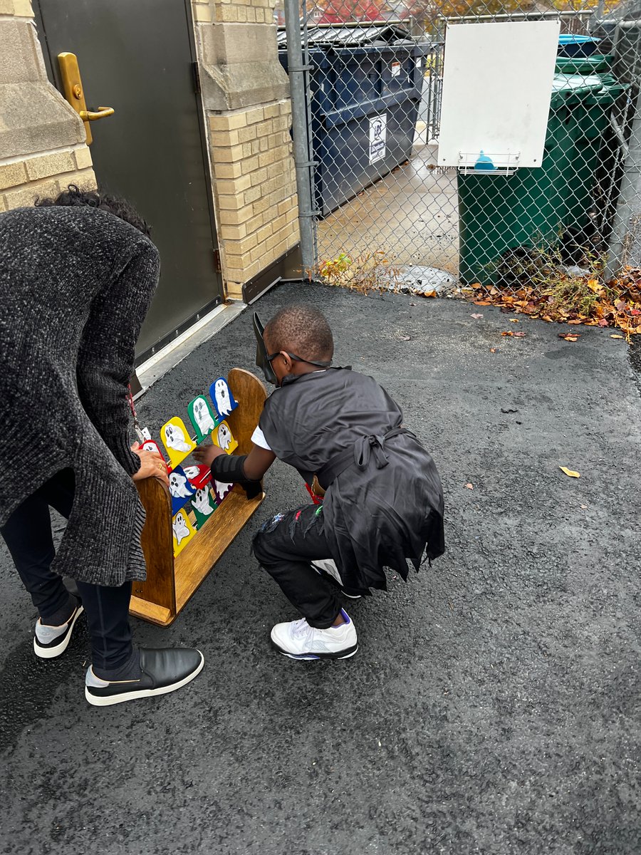 d_j_middleton's tweet photo. Our EC Team made sure our youngest learners had a great time on Halloween by creating several theme-based, meaningful, learning stations. Next time I want to visit the haunted house and go on a hayride. #D97Strong @OakPark97 @MicheleSuedbeck https://t.co/dGhERcmDDU