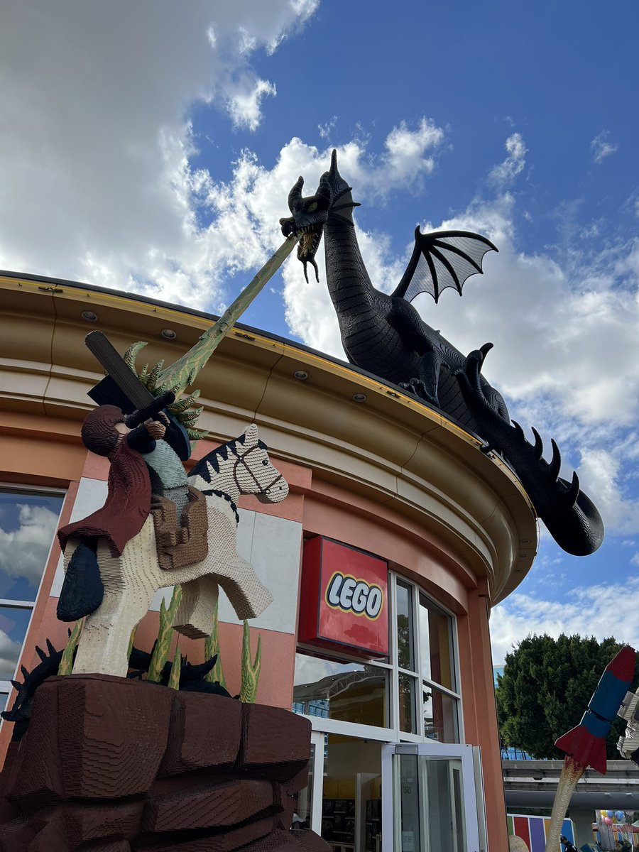 JenAnder24's tweet photo. Made it to Disneyland! https://t.co/WV9lI9VHDa