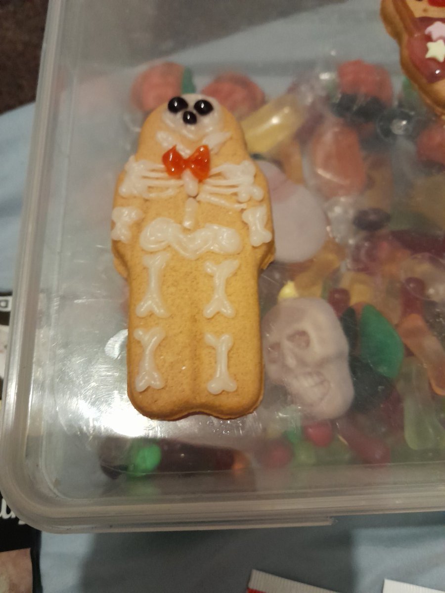 LynnParsonsUK's tweet photo. Ellie &amp; Laura Our Central London Correspondents on the #EveningShow have been decorating #Biscuits #GingerbreadLove Love this #WindowOnYourWorld @magicfm https://t.co/WgFYDUPxcz